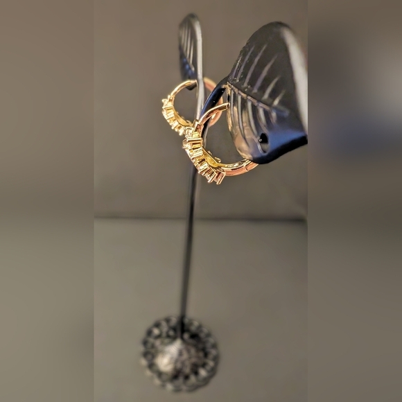 💥 18K Gold Plated Virgin Mary Earrings with Crystal CZ – Elegant & Timeles… - Picture 5 of 10